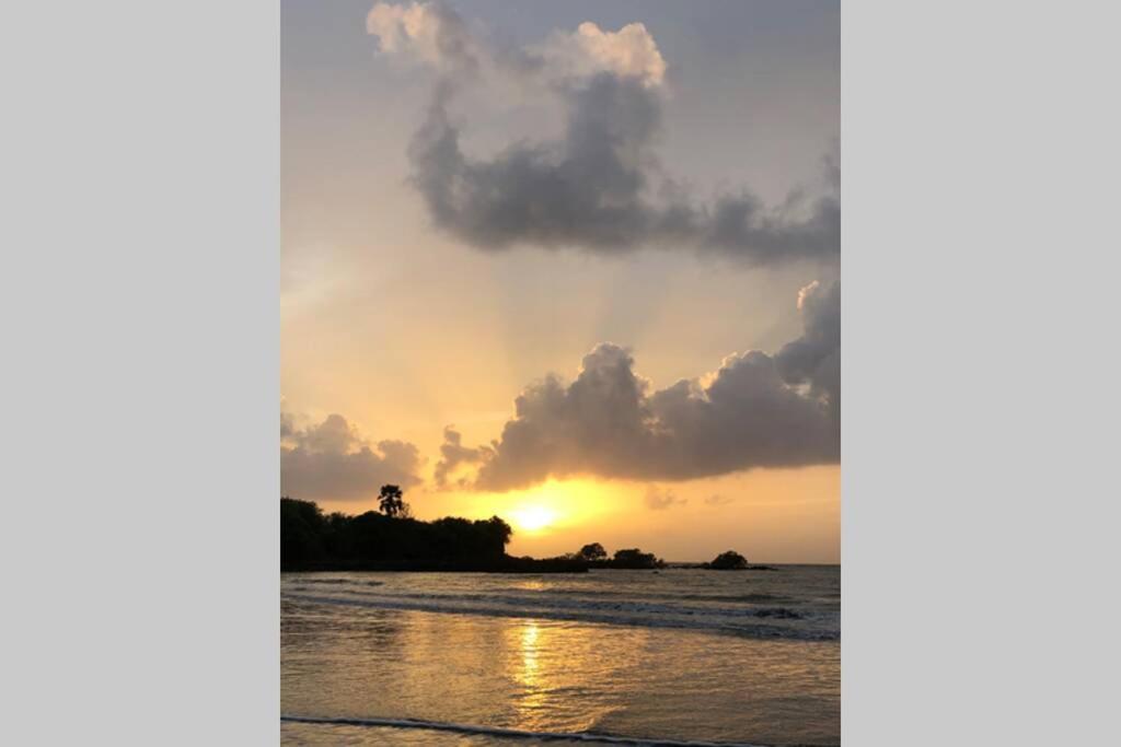 Villa By The Sea Mumbai Bagian luar foto
